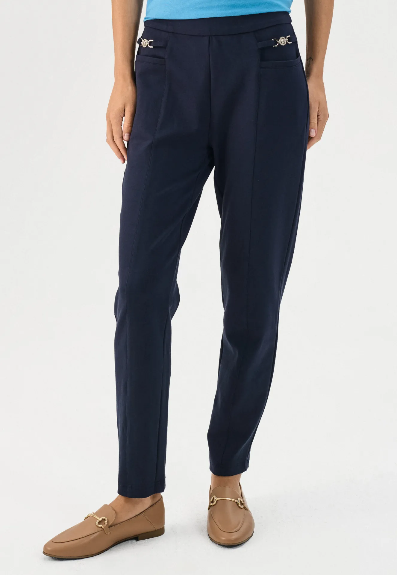Granatowe spodnie damskie cygaretki z ozdobnym detalem