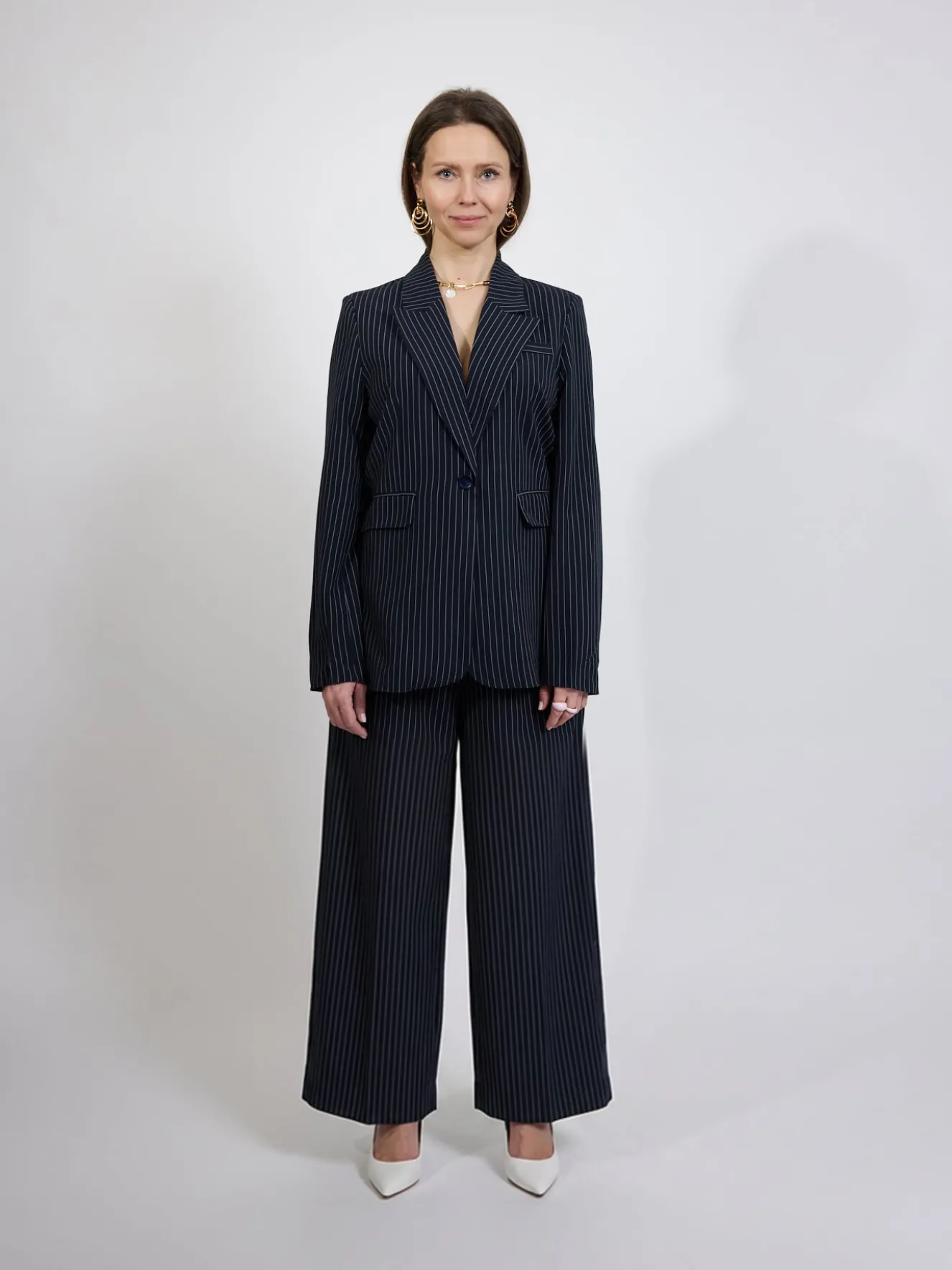 Granatowe spodnie damskie w paski – eleganckie spodnie biznesowe