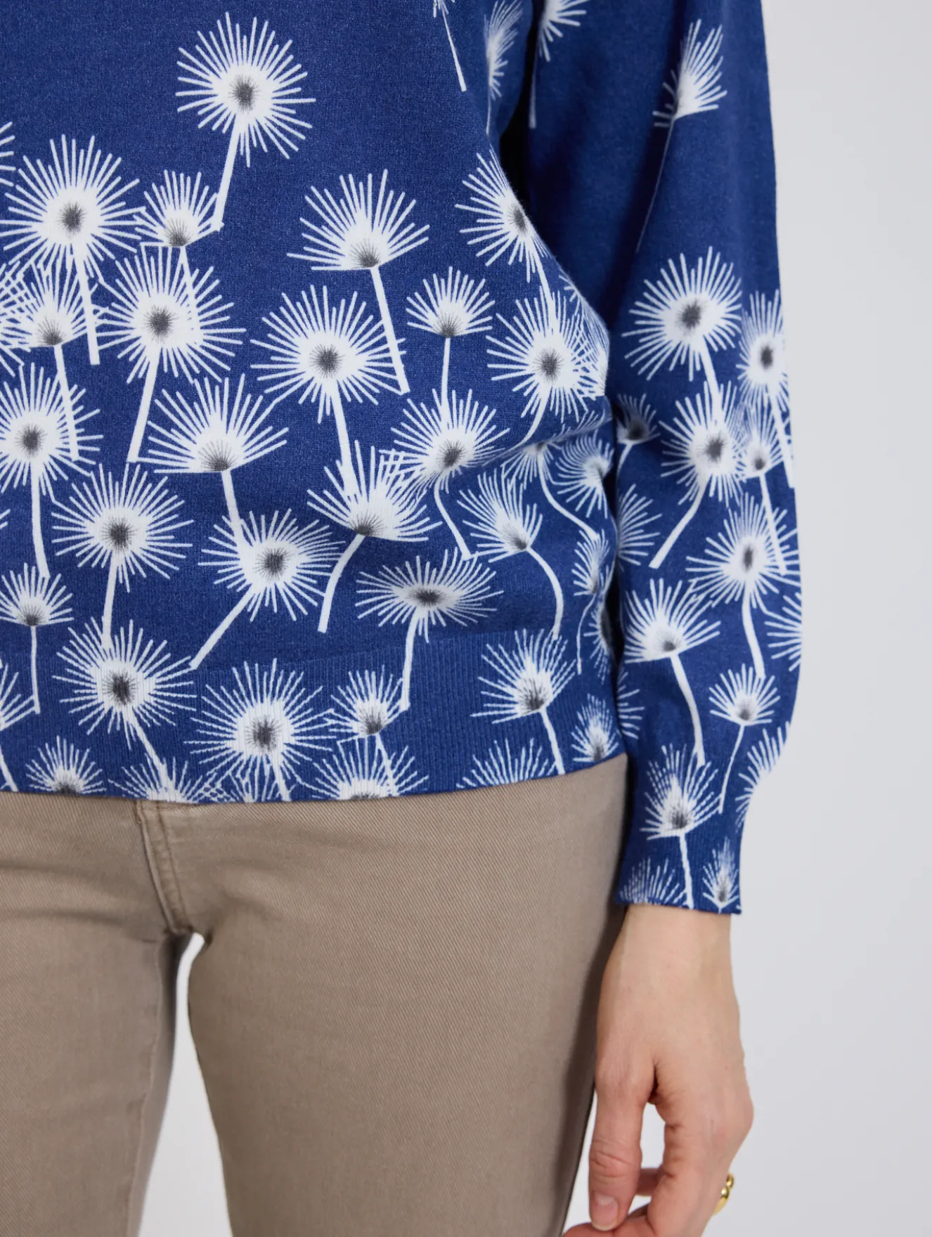 Granatowy sweter damski w kwiaty cienki