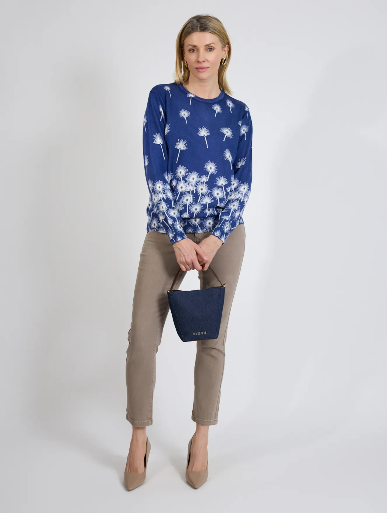 Granatowy sweter damski w kwiaty cienki
