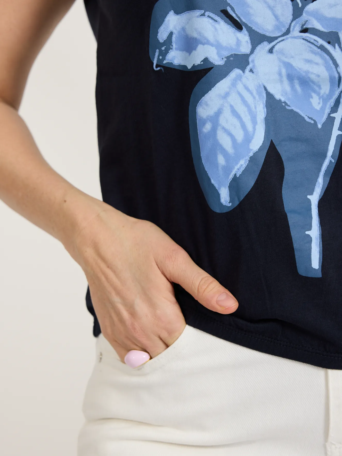 Granatowy t-shirt damski z kwiatowym nadrukiem