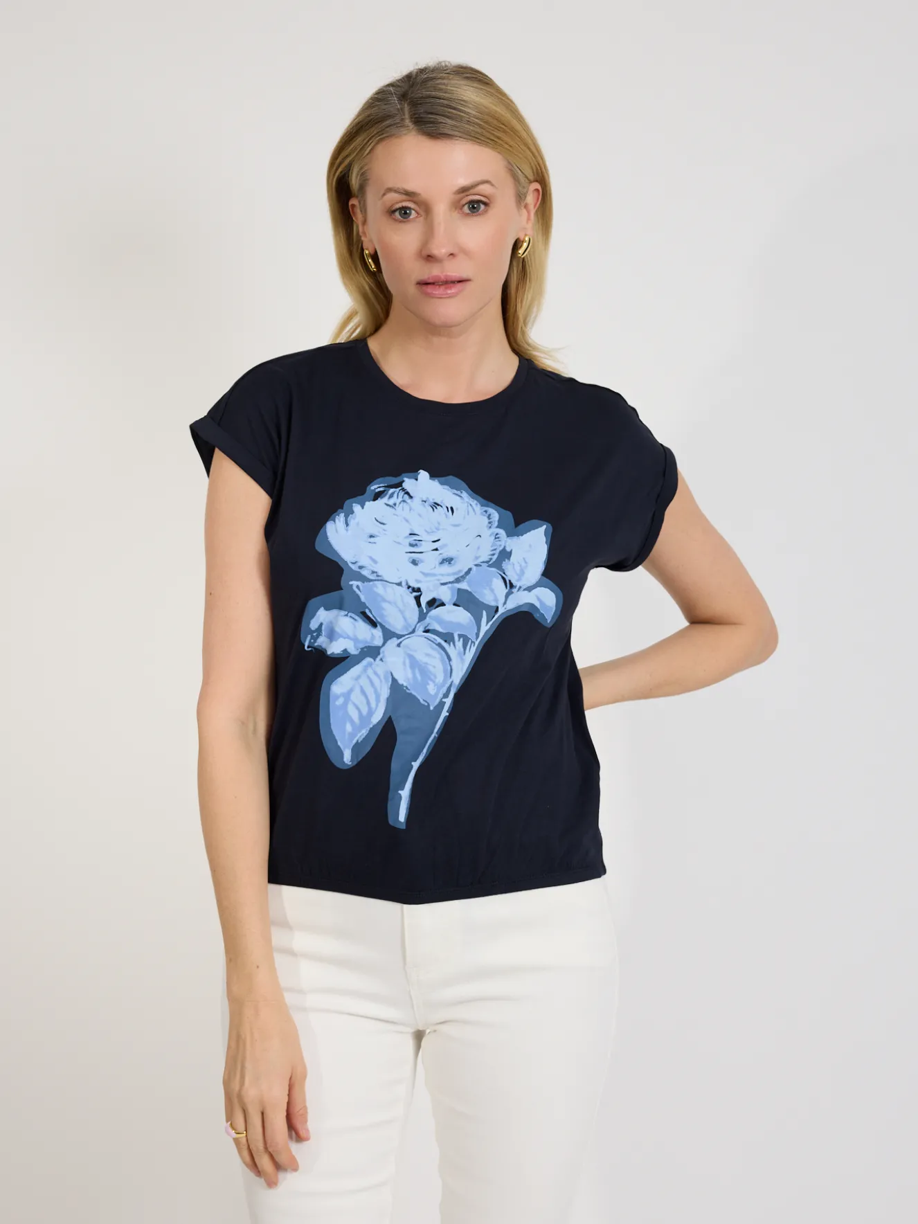 Granatowy t-shirt damski z kwiatowym nadrukiem