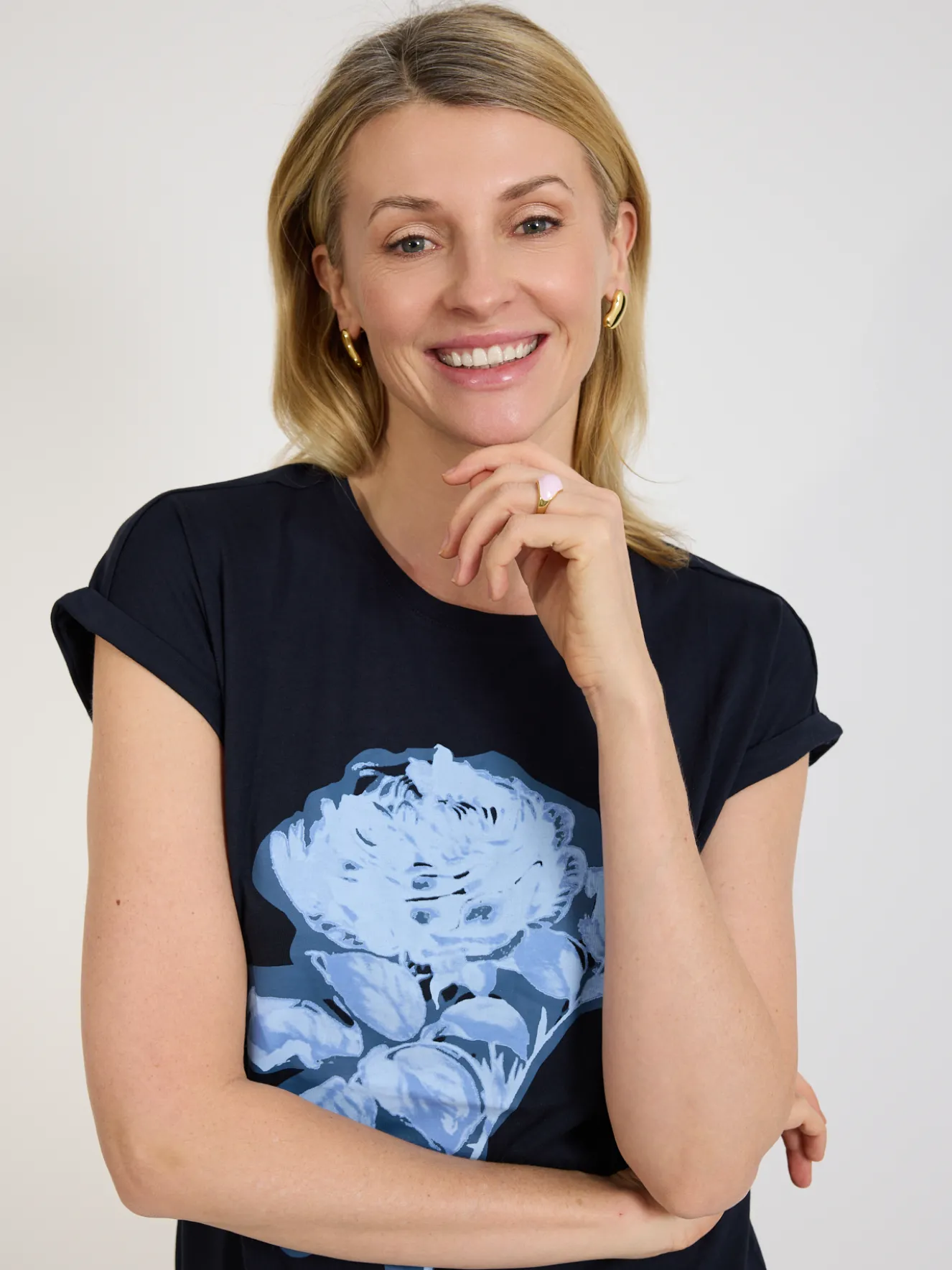 Granatowy t-shirt damski z kwiatowym nadrukiem