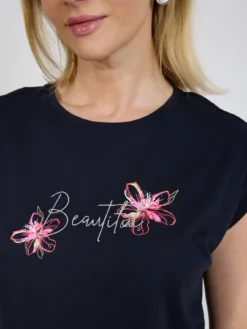Granatowy t-shirt damski z napisem i kwiatami | QUIOSQUE