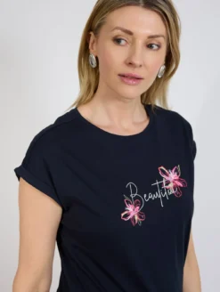 Granatowy t-shirt damski z napisem i kwiatami | QUIOSQUE