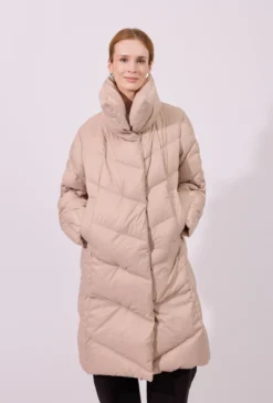 Kurtka pikowana w jodłę z wysokim kołnierzem