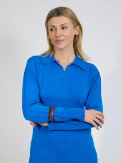 Niebieska sukienka dzianinowa midi
