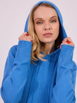 Niebieski sweter damski z kapturem