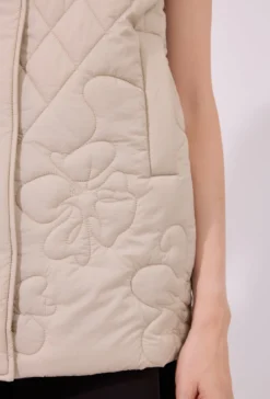 Pikowana kamizelka ze stójką i ozdobnym przeszyciem