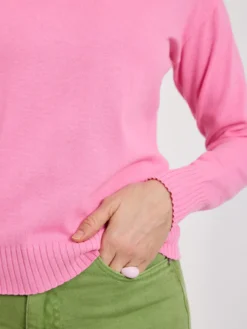 Różowy sweter damski z dekoltem V
