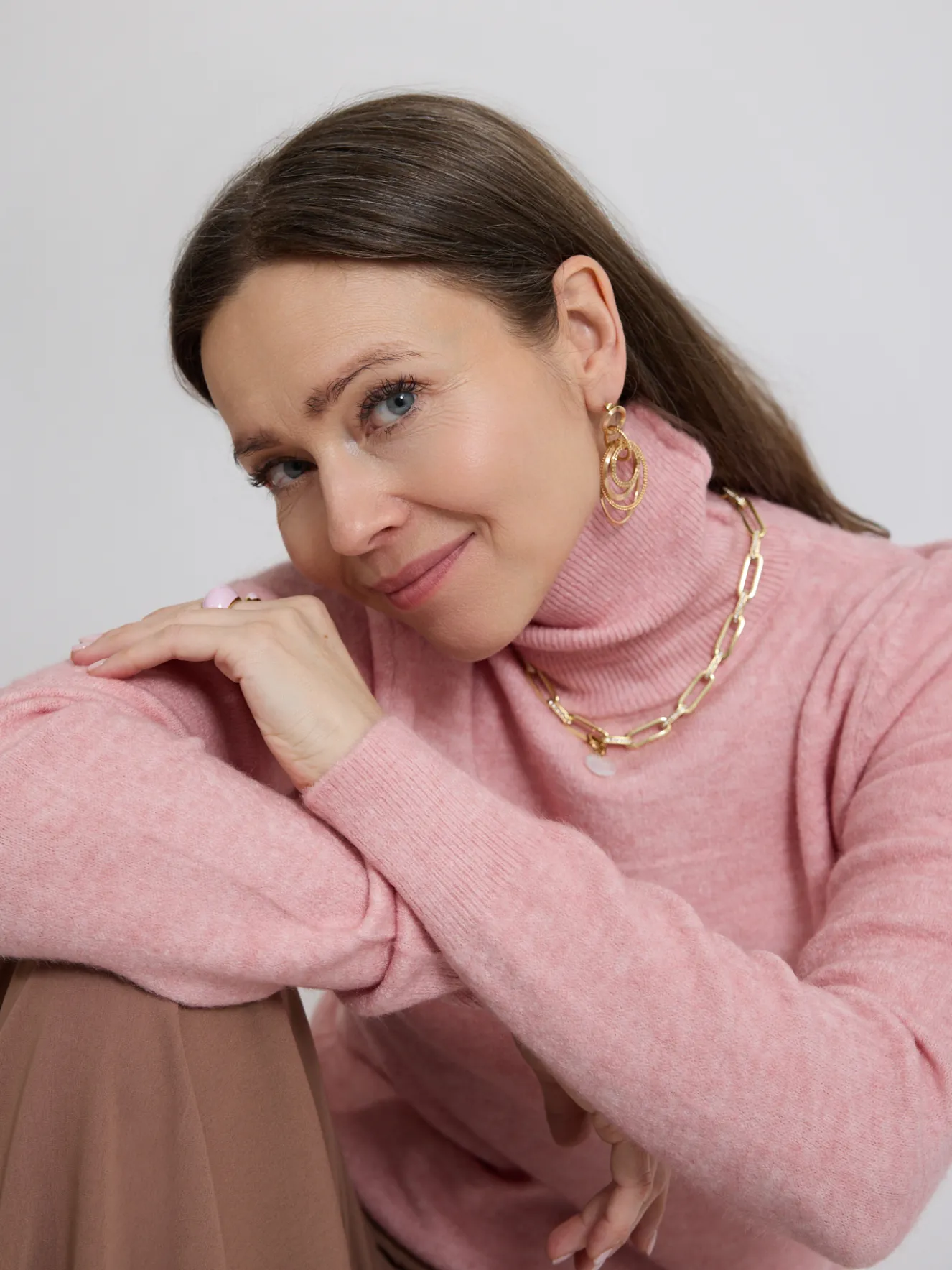 Różowy sweter damski z golfem – klasyczny, miękki