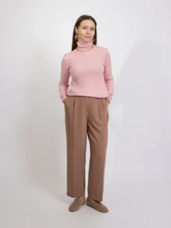 Różowy sweter damski z golfem – klasyczny, miękki