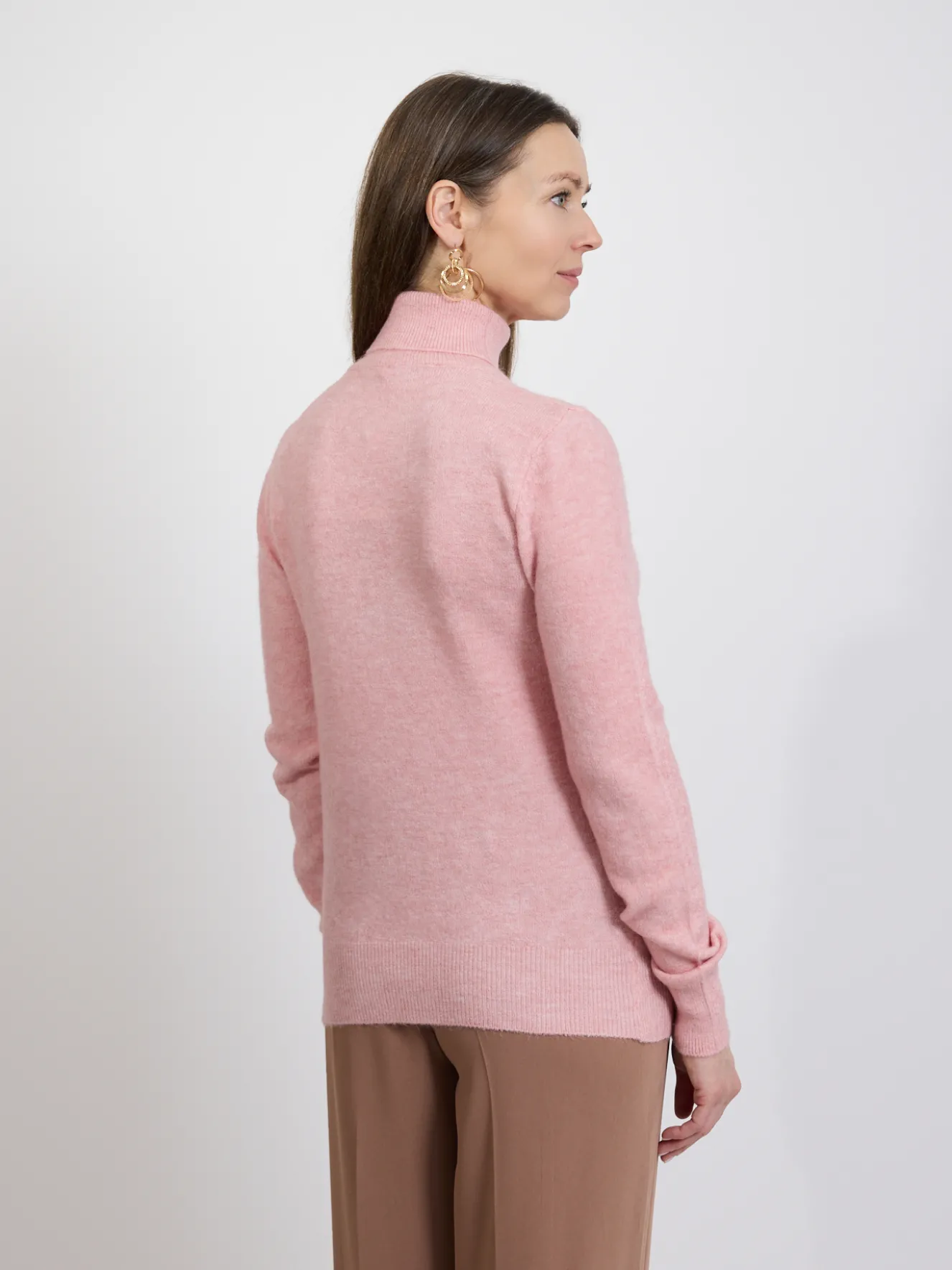 Różowy sweter damski z golfem – klasyczny, miękki