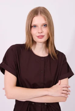 Sukienka koszulowa z regulacją w talii