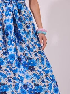 Sukienka maxi w niebieskie kwiaty z wiązaniem