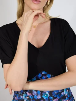 Sukienka midi w kwiaty z dekoltem V
