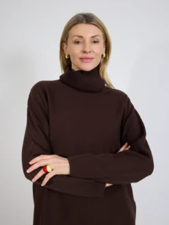 Sweter damski brązowy z golfem oversize
