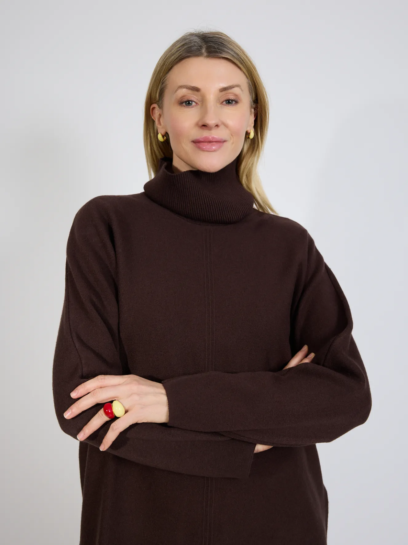 Sweter damski brązowy z golfem oversize