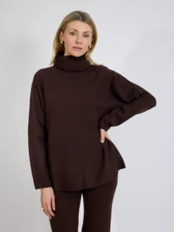 Sweter damski brązowy z golfem oversize