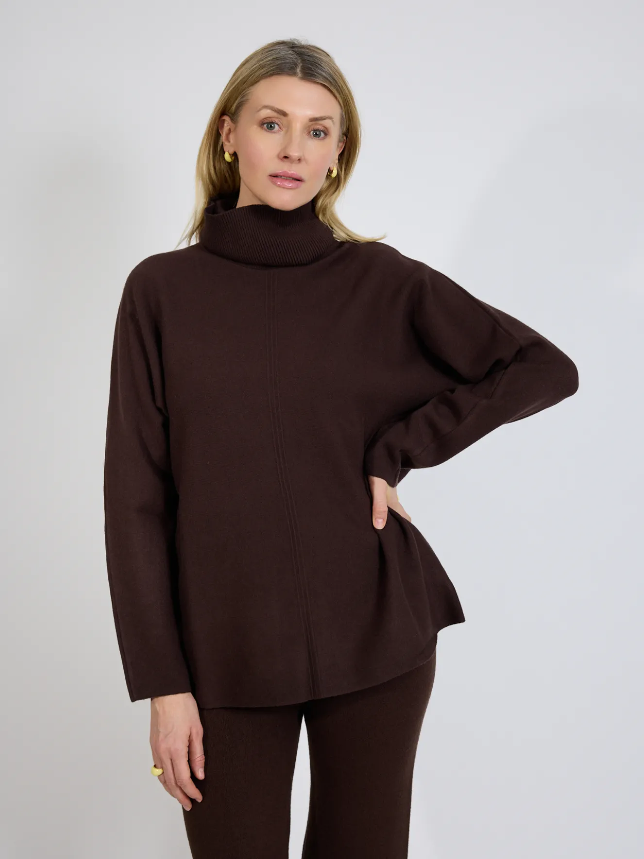 Sweter damski brązowy z golfem oversize