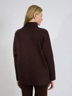Sweter damski brązowy z golfem oversize