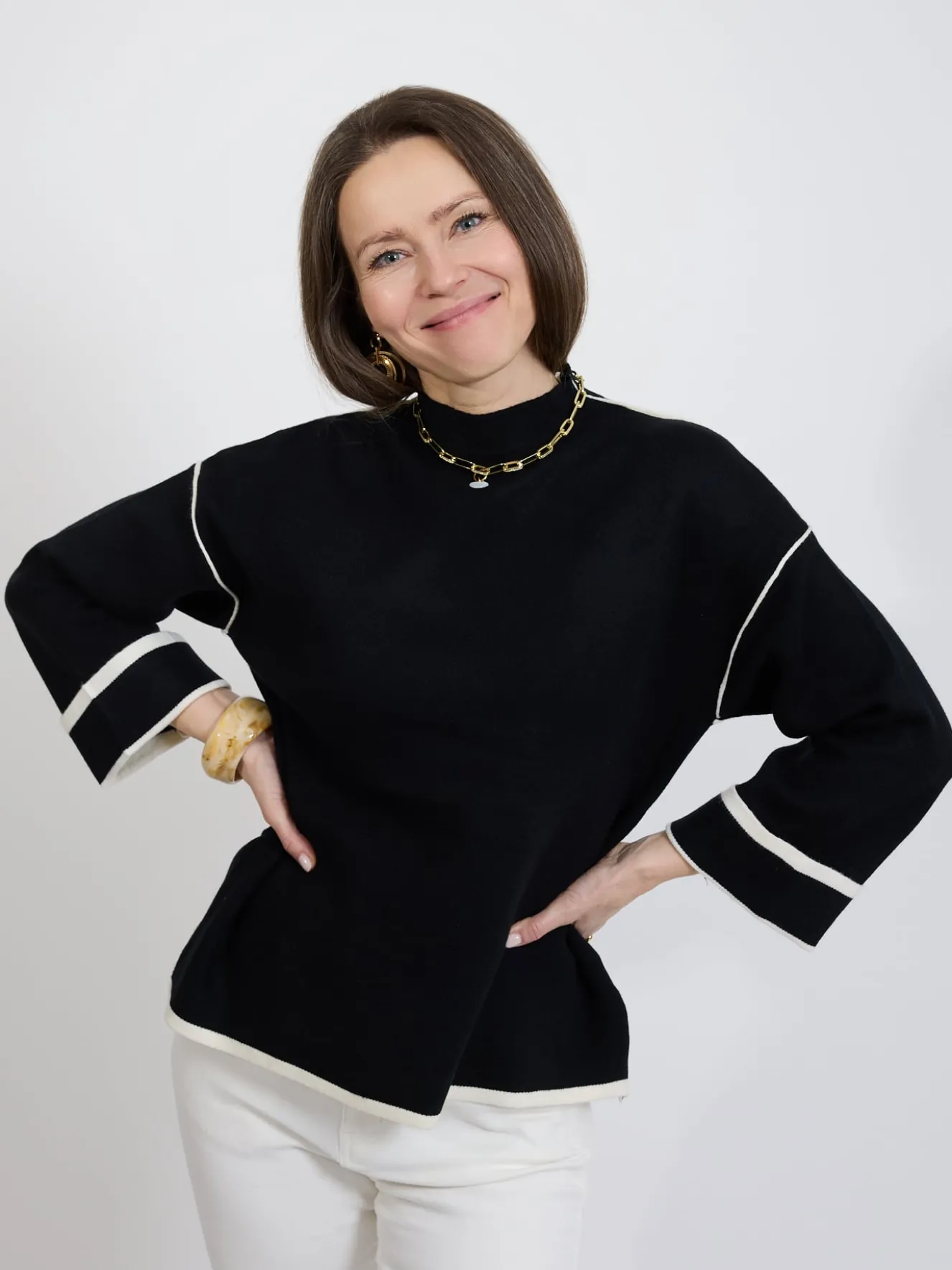 Sweter damski czarny z kontrastowym wykończeniem