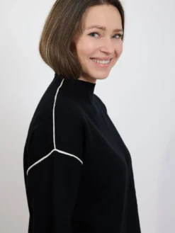Sweter damski czarny z kontrastowym wykończeniem
