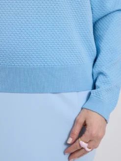 Sweter damski jasnoniebieski z fakturowanej dzianiny