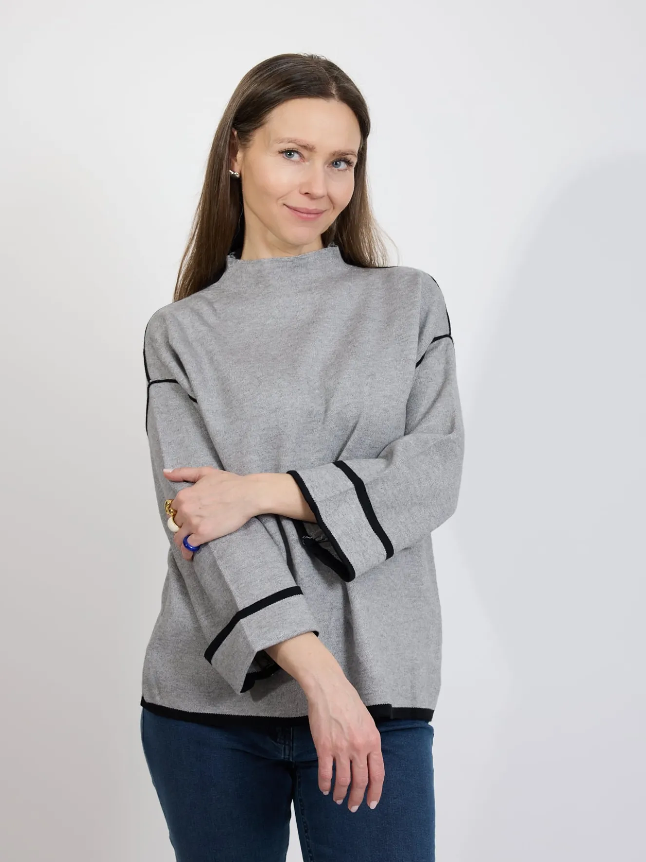 Sweter damski szary z kontrastowym wykończeniem
