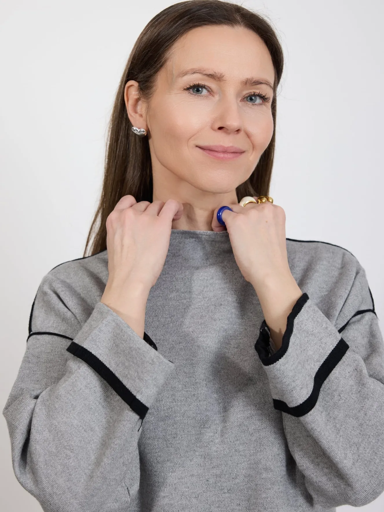 Sweter damski szary z kontrastowym wykończeniem