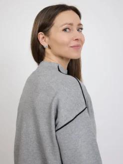 Sweter damski szary z kontrastowym wykończeniem