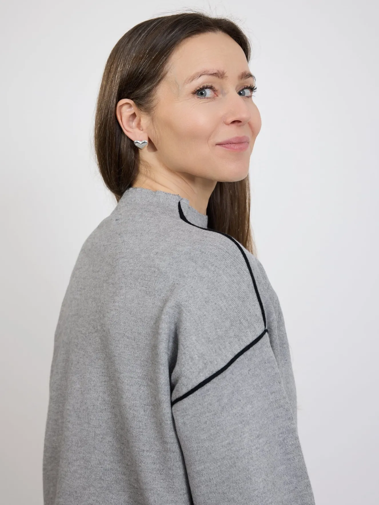 Sweter damski szary z kontrastowym wykończeniem