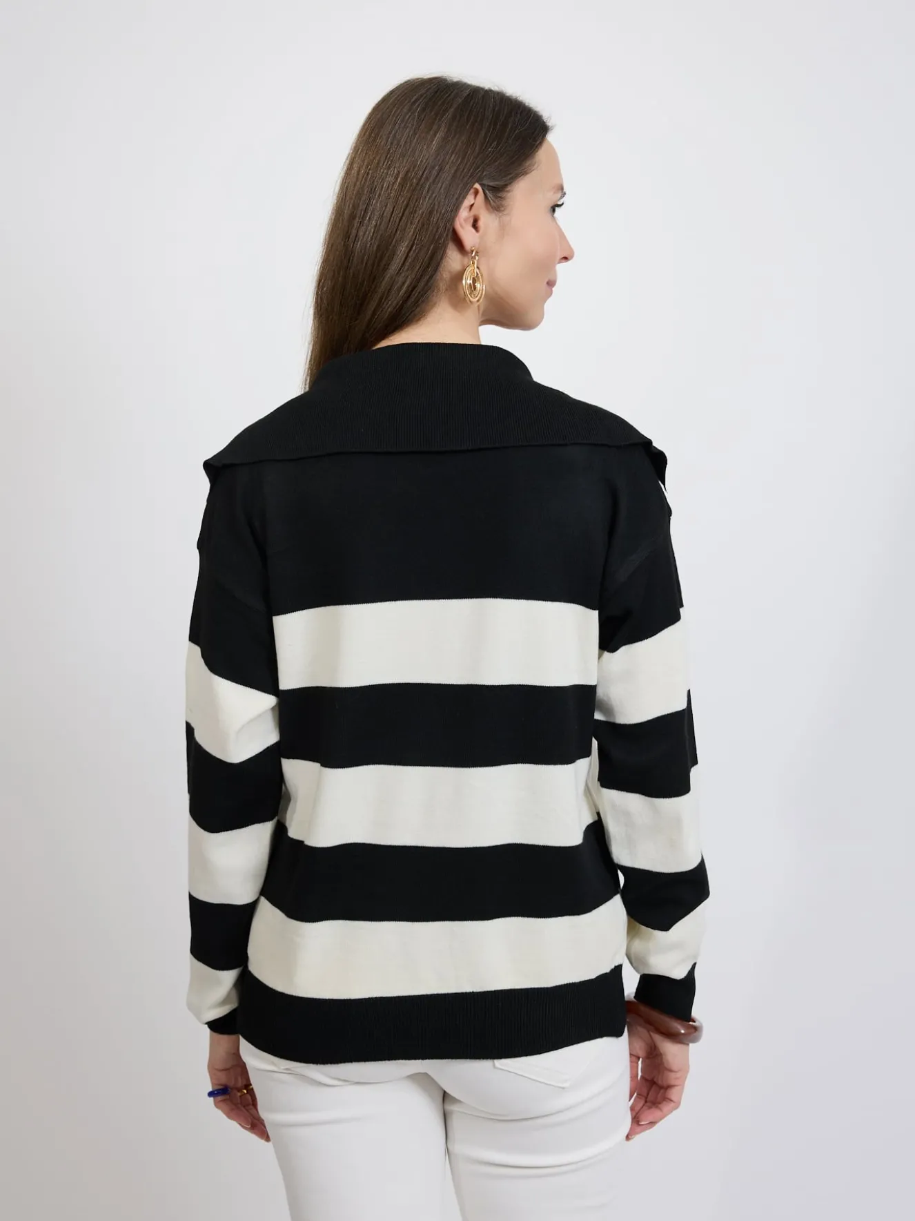 Sweter damski w czarno-beżowe paski