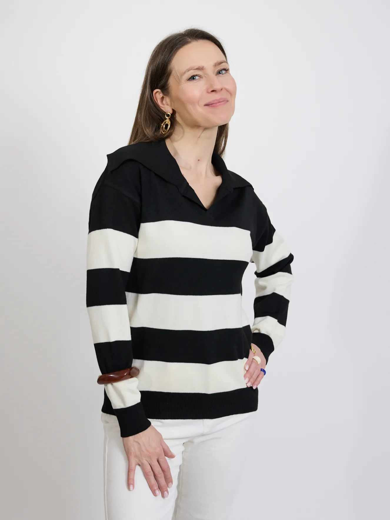Sweter damski w czarno-beżowe paski
