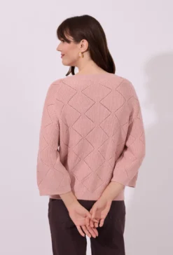 Sweter z biżuteryjnymi perełkami