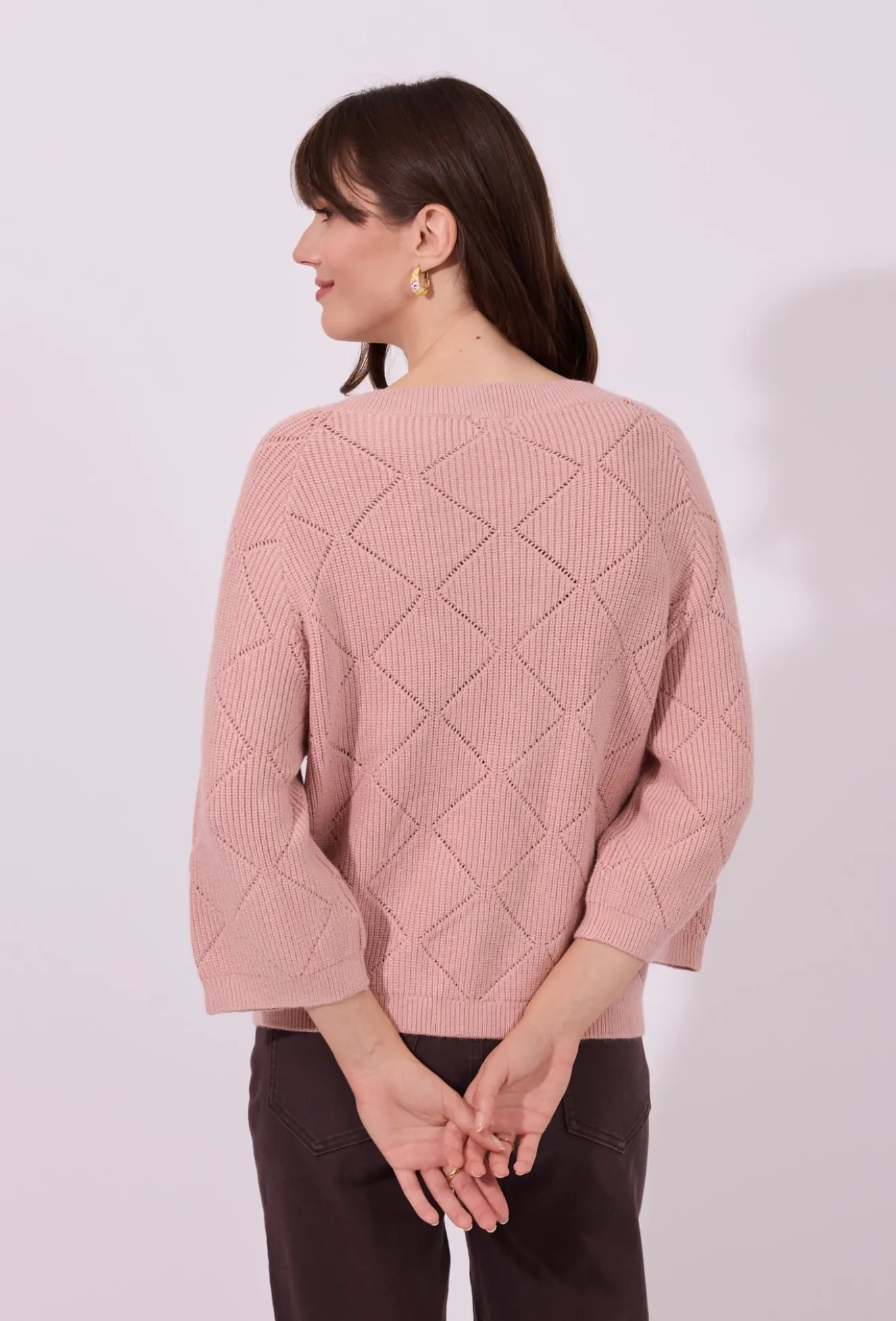 Sweter z biżuteryjnymi perełkami