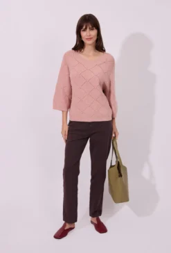 Sweter z biżuteryjnymi perełkami
