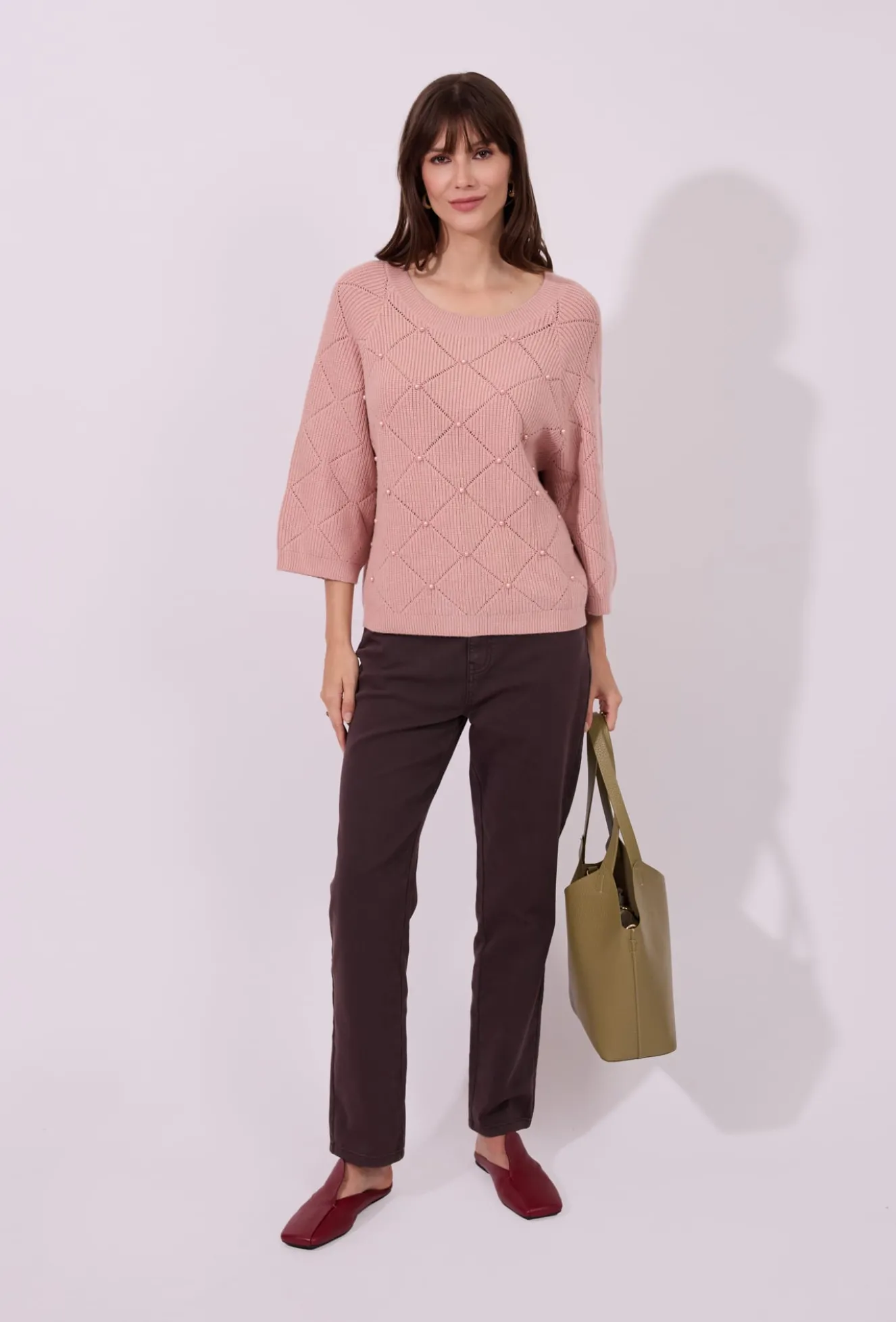 Sweter z biżuteryjnymi perełkami