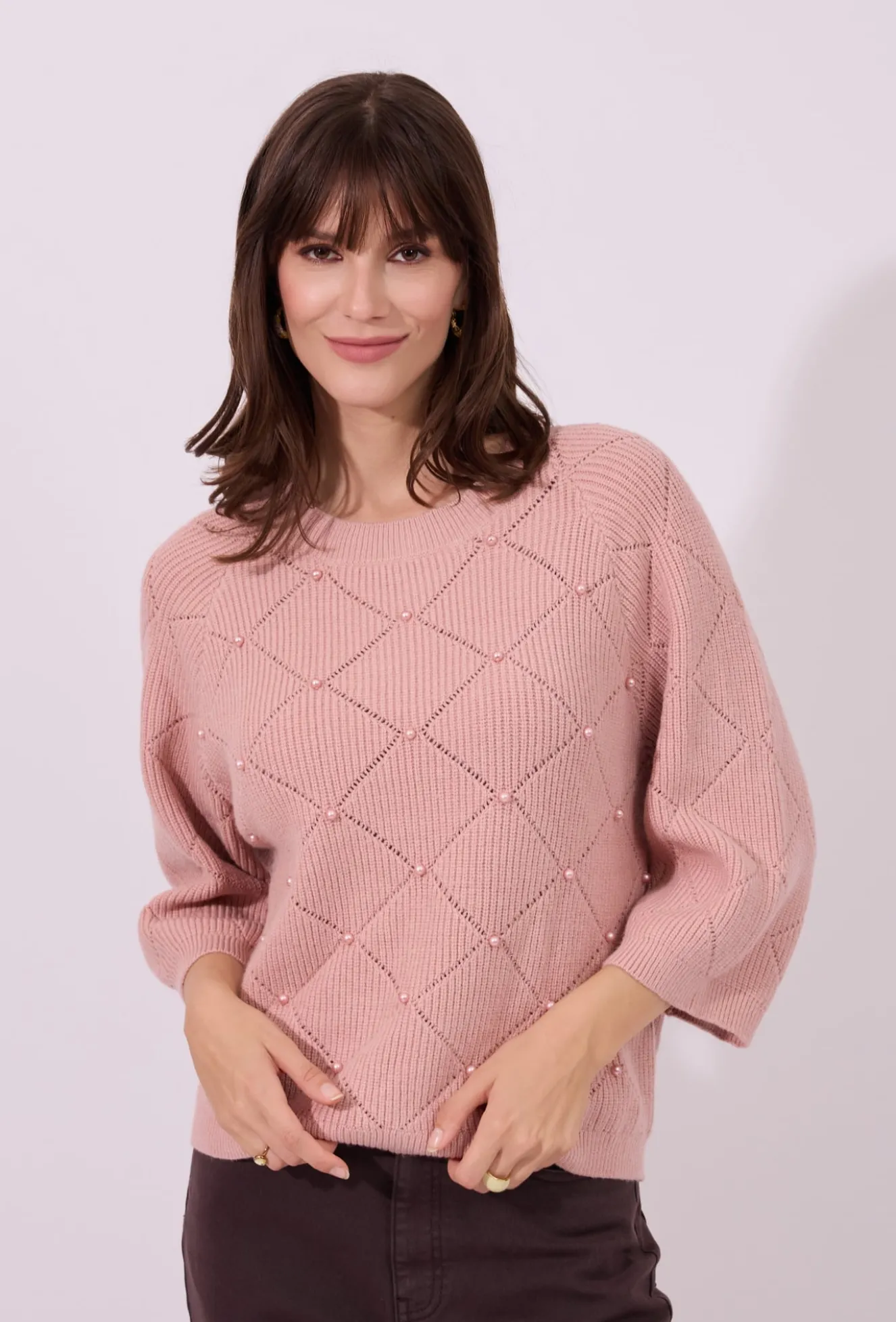Sweter z biżuteryjnymi perełkami