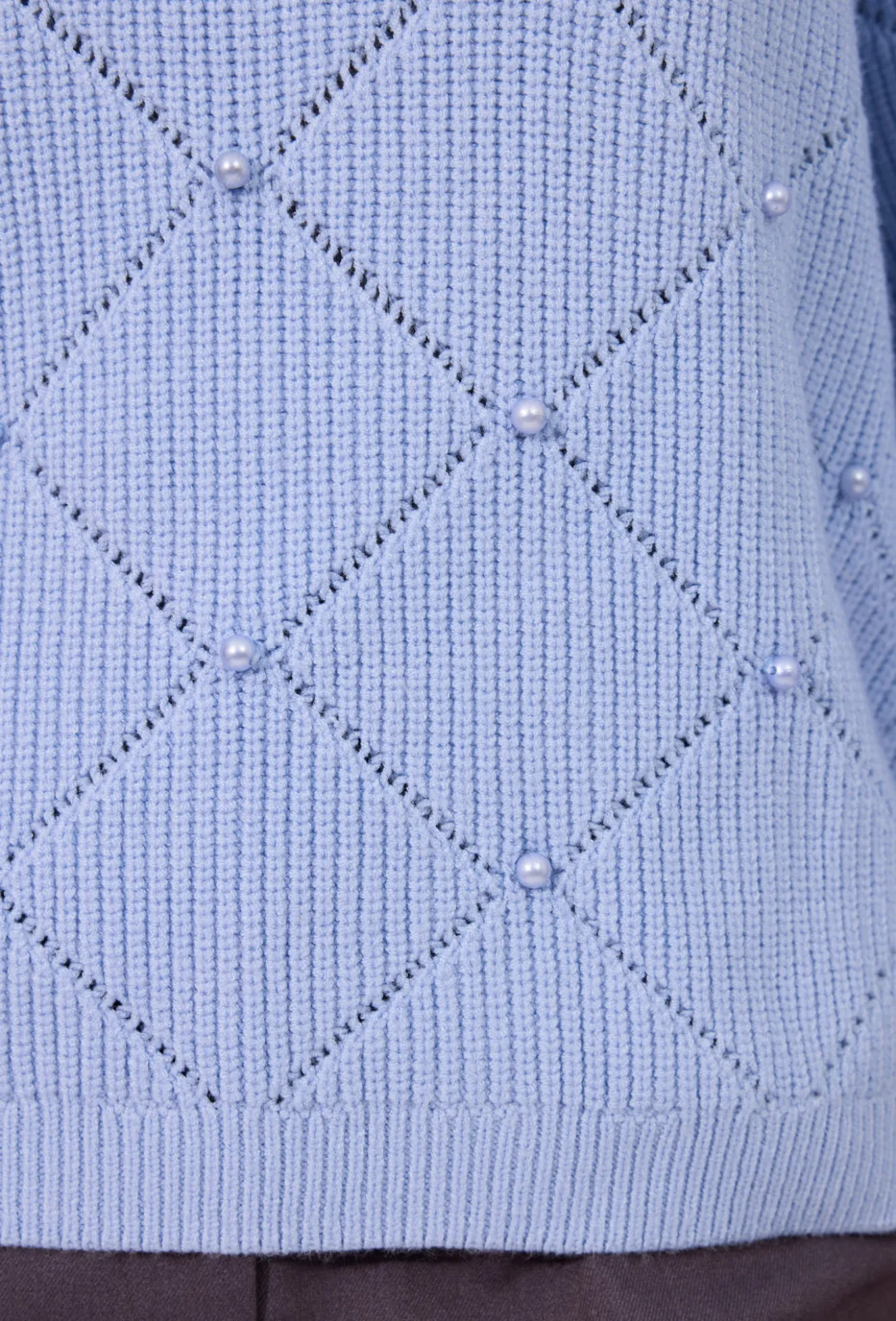 Sweter z biżuteryjnymi perełkami