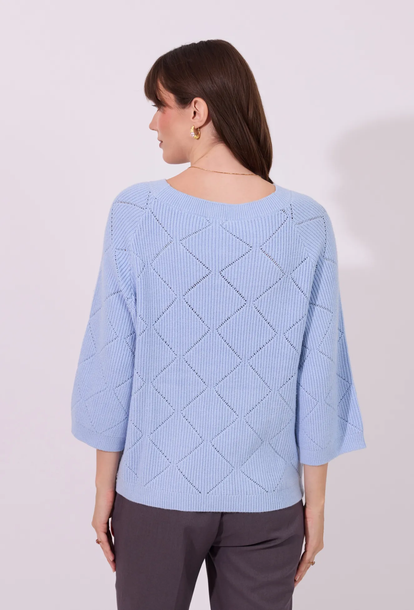 Sweter z biżuteryjnymi perełkami