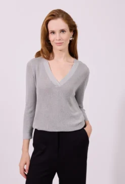 Sweter z błyszczącą nitką i dekoltem V