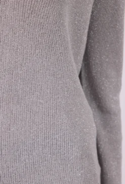 Sweter z błyszczącą nitką i dekoltem V