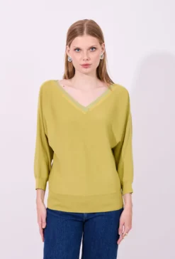 Sweter z dekoltem w serek