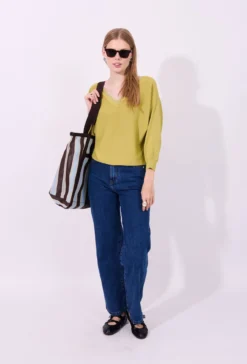 Sweter z dekoltem w serek