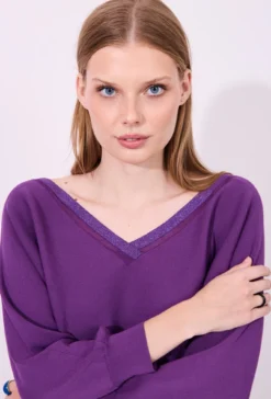 Sweter z dekoltem w serek