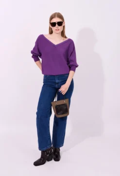 Sweter z dekoltem w serek