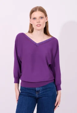 Sweter z dekoltem w serek