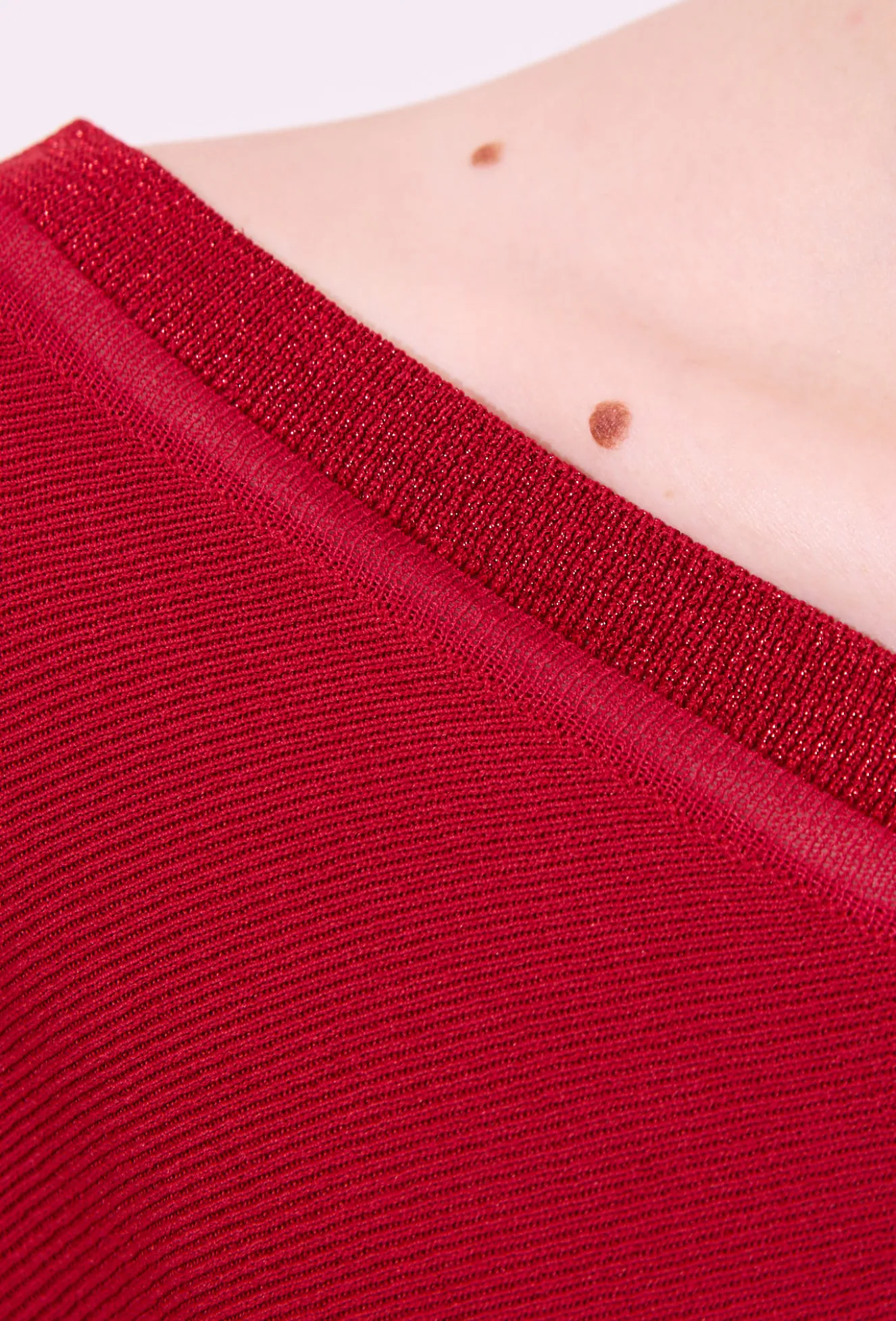 Sweter z dekoltem w serek