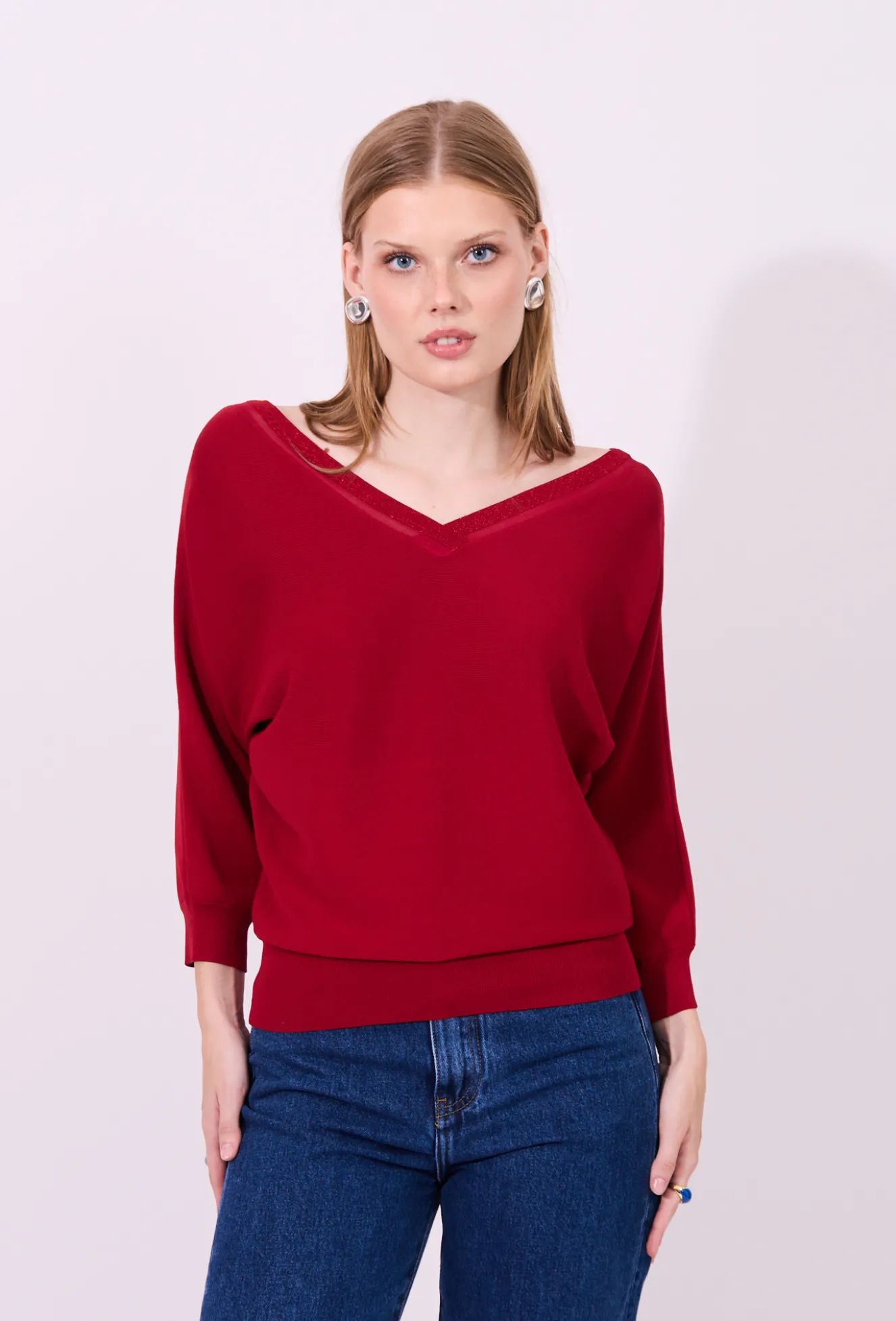 Sweter z dekoltem w serek